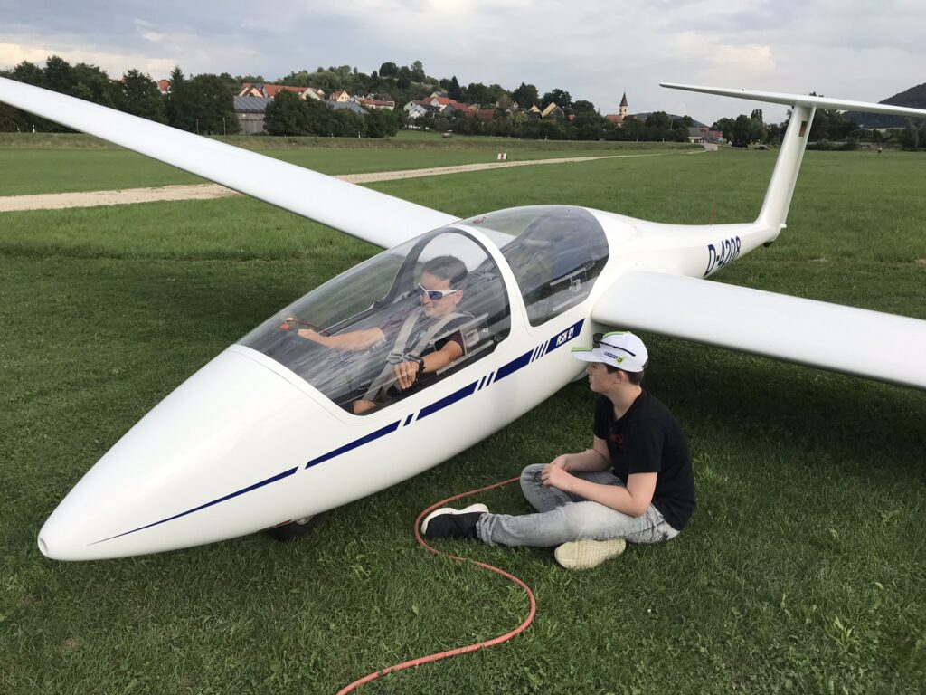 Michi ist bereit zum ersten Alleinflug, Jakob hängt gleich das Seil ein.