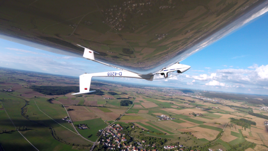 Die Welt von oben sehen – wenn es sein muss auch kopfüber. Das Fliegen eröffnet neue Perspektiven.